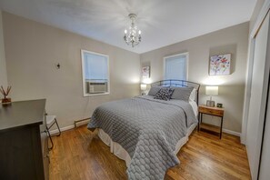 4 bedrooms, iron/ironing board, free WiFi, bed sheets