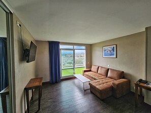 尊荣客房 | 起居区 | 61-厘米纯平电视 （配备有线频道）、电视