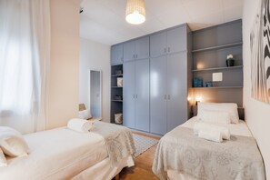 3 bedrooms, desk, iron/ironing board, free WiFi