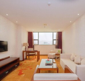 Executive Suite | Desk, blackout drapes, free WiFi, bed sheets