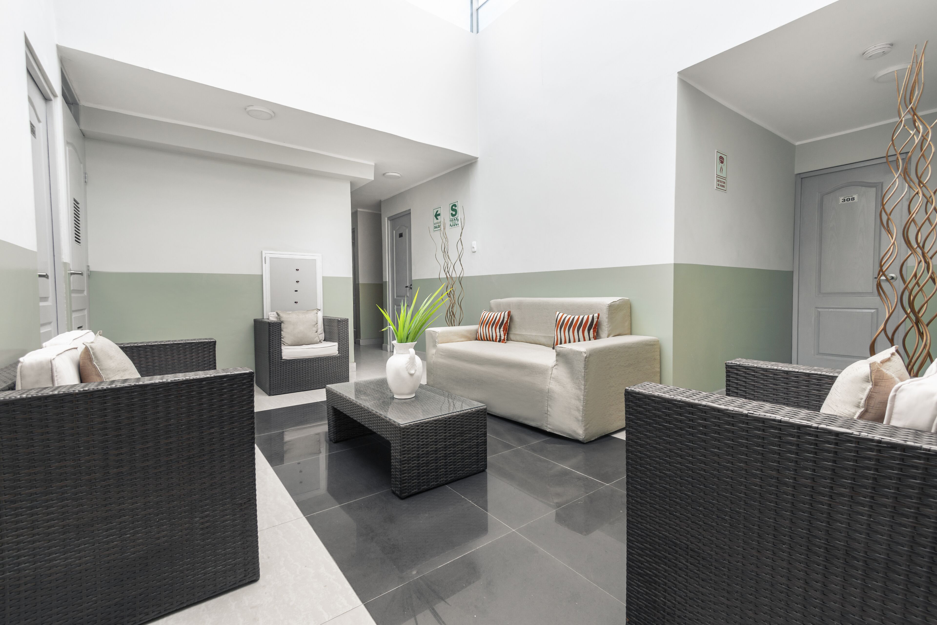 32-tommu snjallsjónvarp með kapalrásum, sjónvarp.