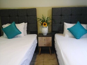 Standard Twin Room | Premium bedding, down duvets, memory-foam beds, iron/ironing board - Hotel Brickell (Lima)