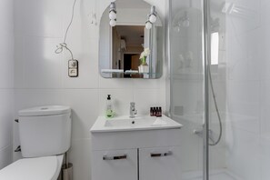 Hair dryer, towels - Sweett | Rocafort 603 (Barcelona)