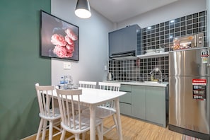 Comfort-Apartment | Essbereich im Zimmer