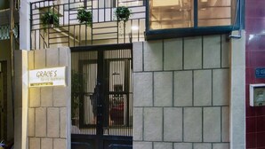Ein Gebäude mit einem Schild, auf dem „GRACE'S Service Apartments“ steht.