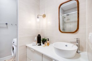 Combined shower/tub, hair dryer, towels