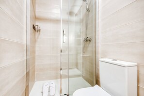 シャワー付き浴槽、ヘアドライヤー、タオル