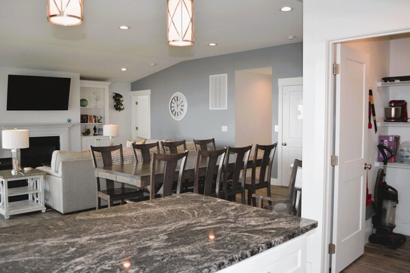 House, 6 Bedrooms | Dining