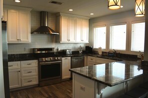 House, 6 Bedrooms | Private kitchen