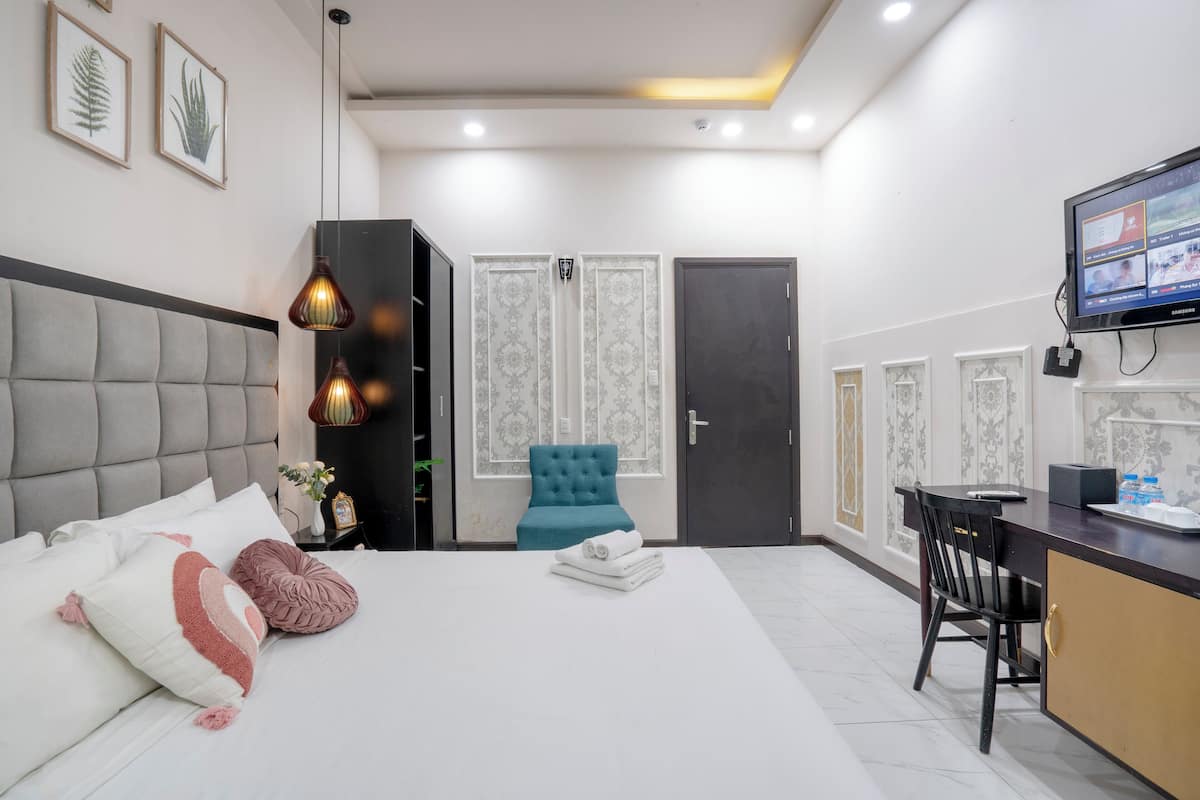 Standard Double Room, 1 Queen Bed | In-room safe, desk, soundproofing, free WiFi