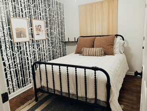 4 bedrooms, iron/ironing board, WiFi, bed sheets - CritzerShop - route 151- walk to the Brewey! (Afton)