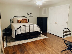 4 slaapkamers, een strijkplank/strijkijzer, wifi, beddengoed