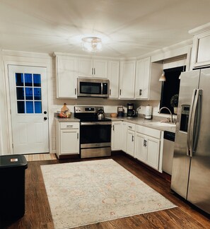 Kjøleskap, mikrobølgeovn, ovn og kokeplater