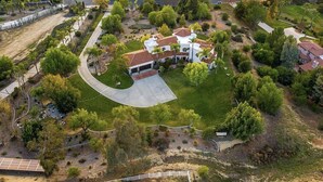Unclassified image, 4 of 5, button - Chateau de Rossi (Temecula)