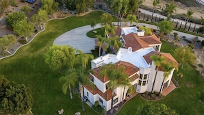 Unclassified image, 3 of 5, button - Chateau de Rossi (Temecula)