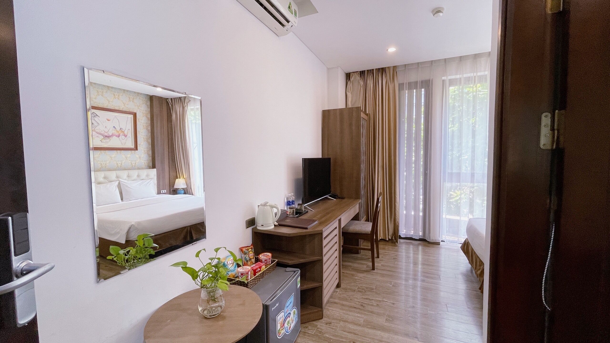 Deluxe Double Room, 1 Queen Bed, Bathtub, City View | Egyptian cotton sheets, premium bedding, down comforters, pillowtop beds