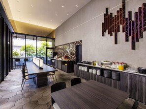 Daily buffet breakfast (JPY 2400 per person)