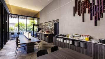 Desayuno buffet (JPY 2400 por persona)