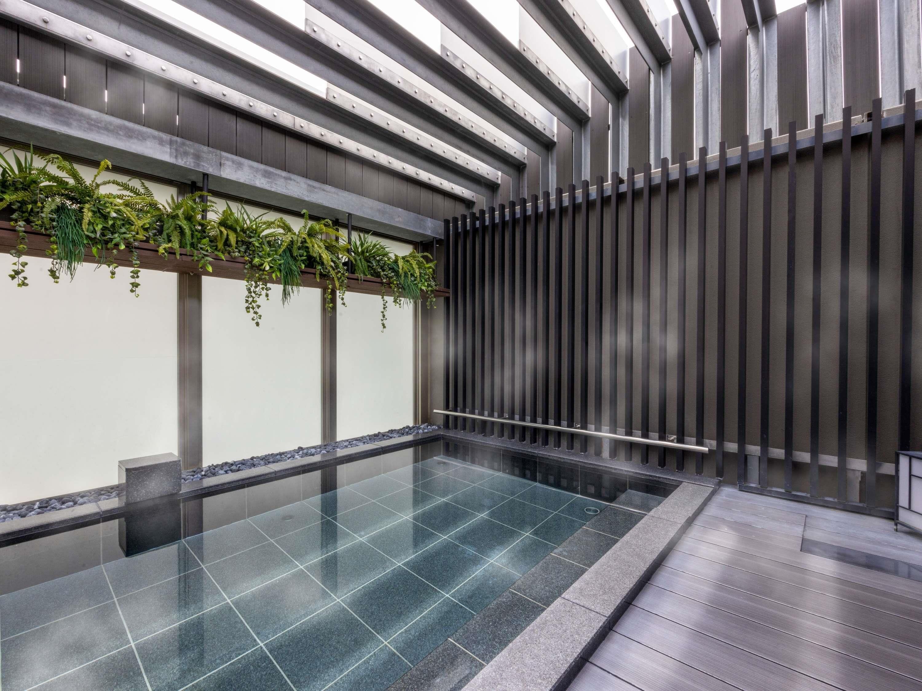 客房内保险箱、隔音、免费 WiFi、床单