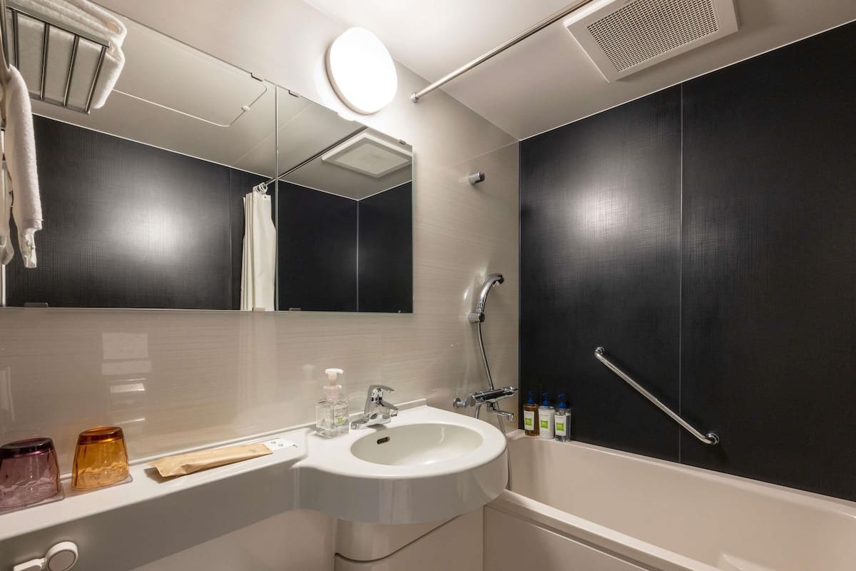 In-room safe, soundproofing, free WiFi, bed sheets