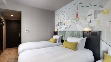 Une chambre d’hôtel avec deux lits, une fresque représentant un paysage urbain, une porte sombre et un interrupteur sur le mur.