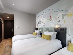 Een hotelkamer met twee bedden, een stadsgezicht muurschildering, een donkere deur en een lichtschakelaar aan de muur.