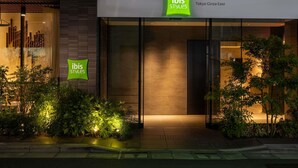 Un edificio moderno con un cartel que dice 'ibis Styles' y 'Tokyo Ginza East'.