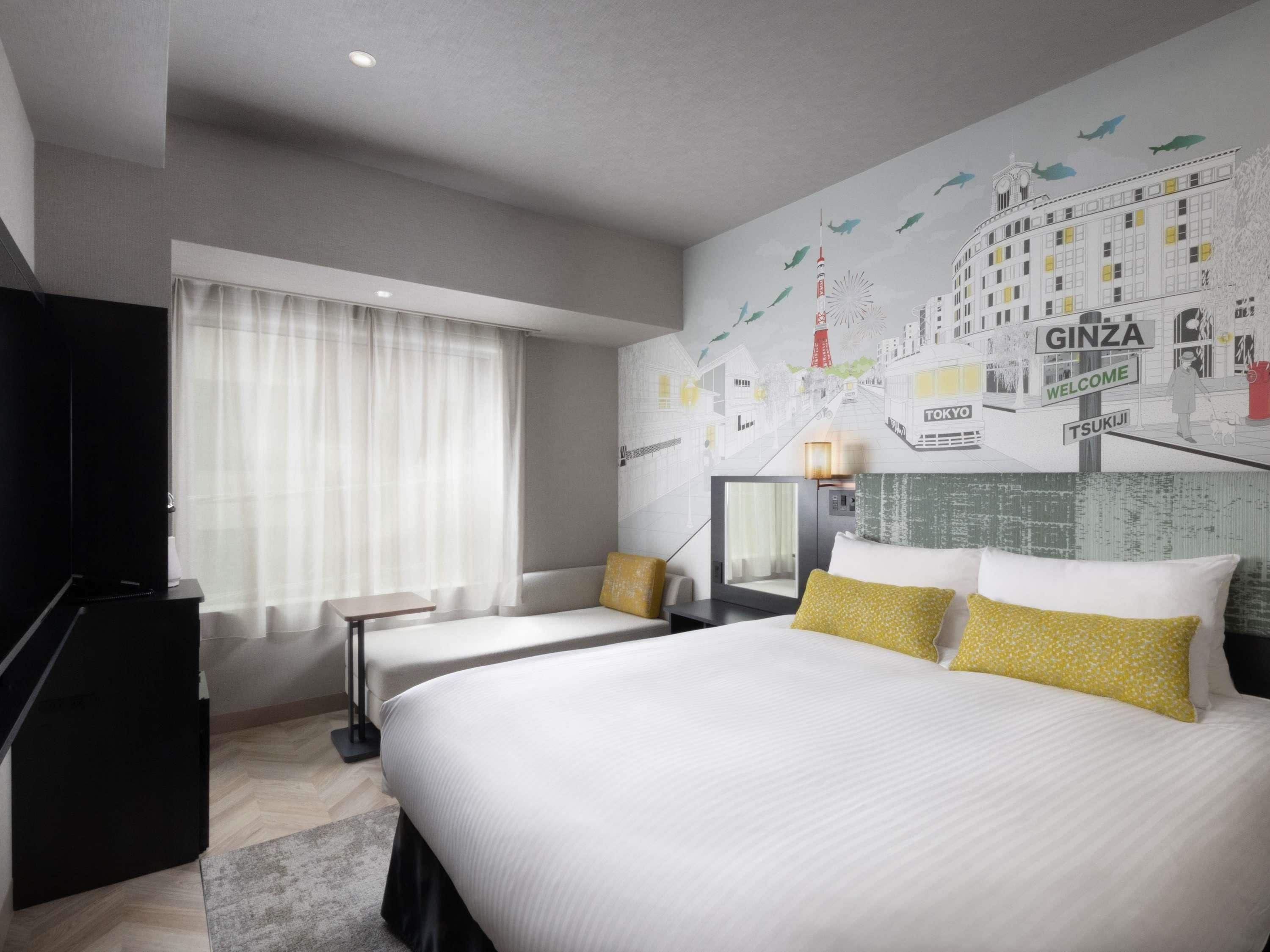 Una habitación de hotel con una cama grande, un escritorio, una silla, un televisor y una ventana con cortinas.