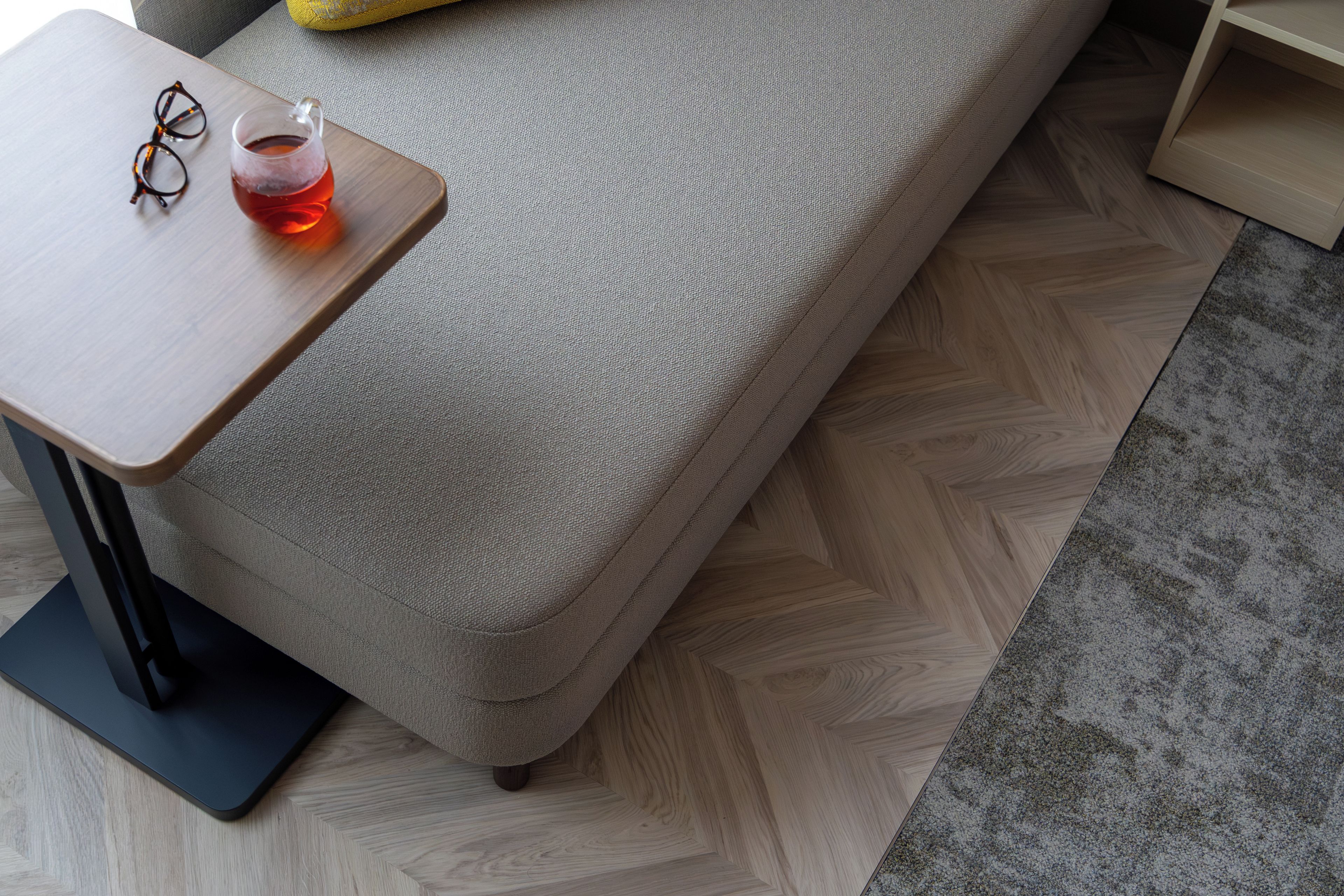 Una sala moderna con un sofá, una mesita y un par de gafas.