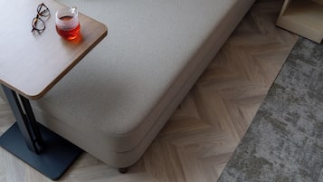 Una sala moderna con un sofá, una mesita y un par de gafas.