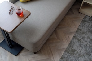 Una sala moderna con un sofá, una mesita y un par de gafas.