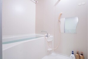 Room (701) | Bathroom | Combined shower/tub, free toiletries, hair dryer, slippers - Golf Paradise (Osaka)