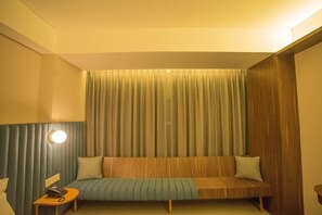 書桌、免費無線上網、床單