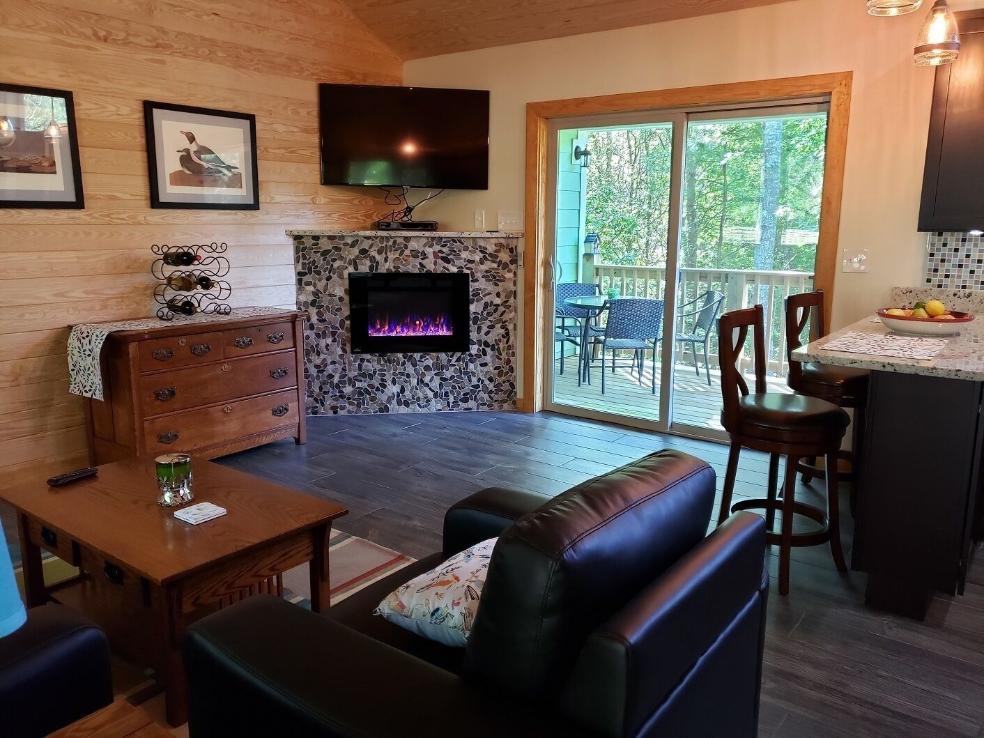 TV connectée, cheminée, table de tennis de table, livres