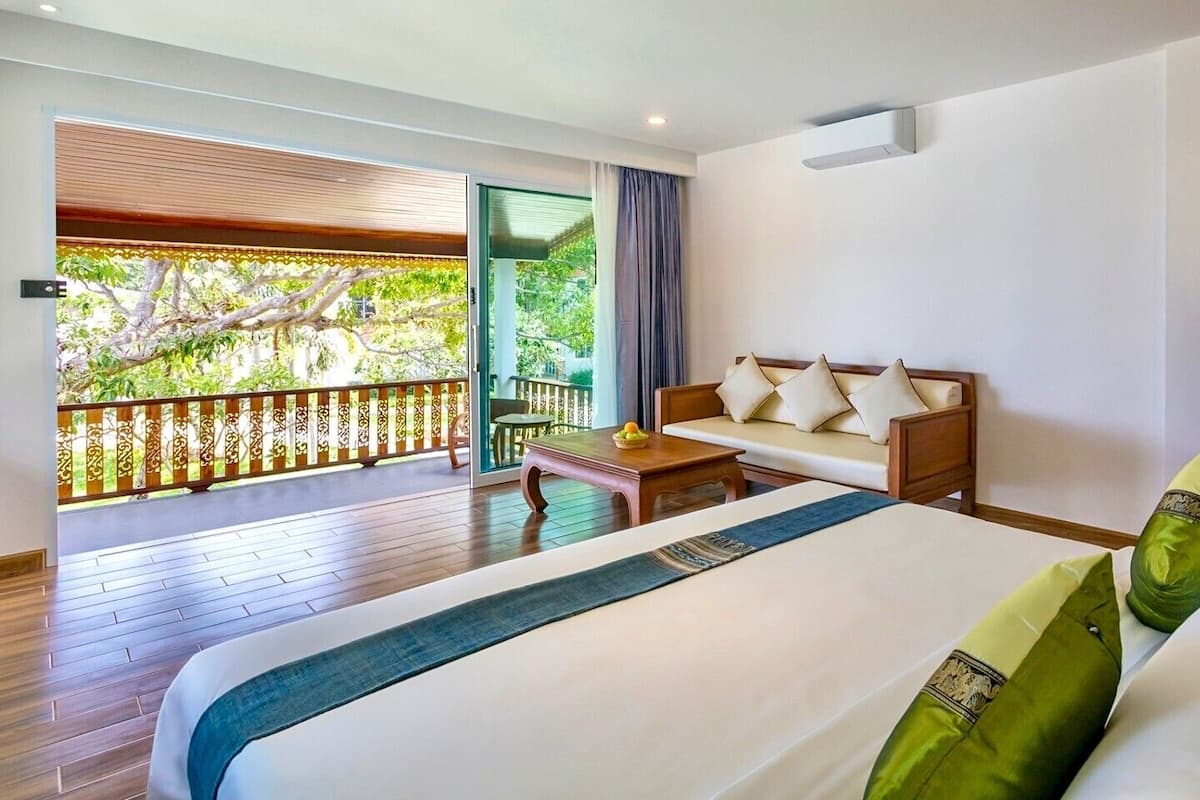 Aura Premier Room | Minibar, in-room safe, desk, laptop workspace