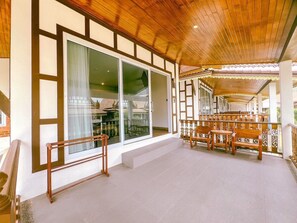 Terrace/patio - Aura Samui Best Beach Hotel (Koh Samui)