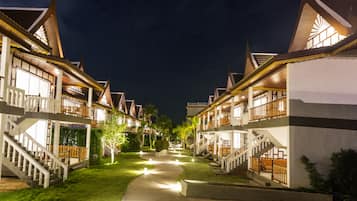 住宿正面 - 傍晚/夜晚