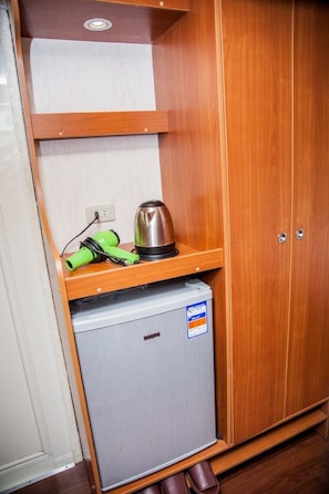 1 bedroom, desk, bed sheets