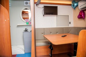 Shower, free toiletries, hair dryer, slippers - Taipei Hua Zhung Campsite (Taipei)