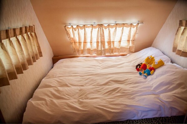 1 habitación, escritorio y ropa de cama 