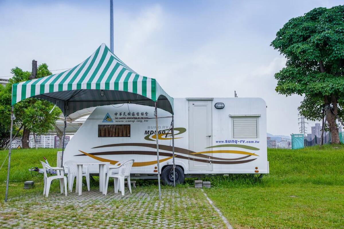1 slaapkamer, een bureau, beddengoed