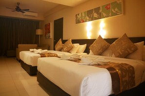 In-room safe, desk, laptop workspace, blackout curtains - Genting View Resort (Genting Highlands)