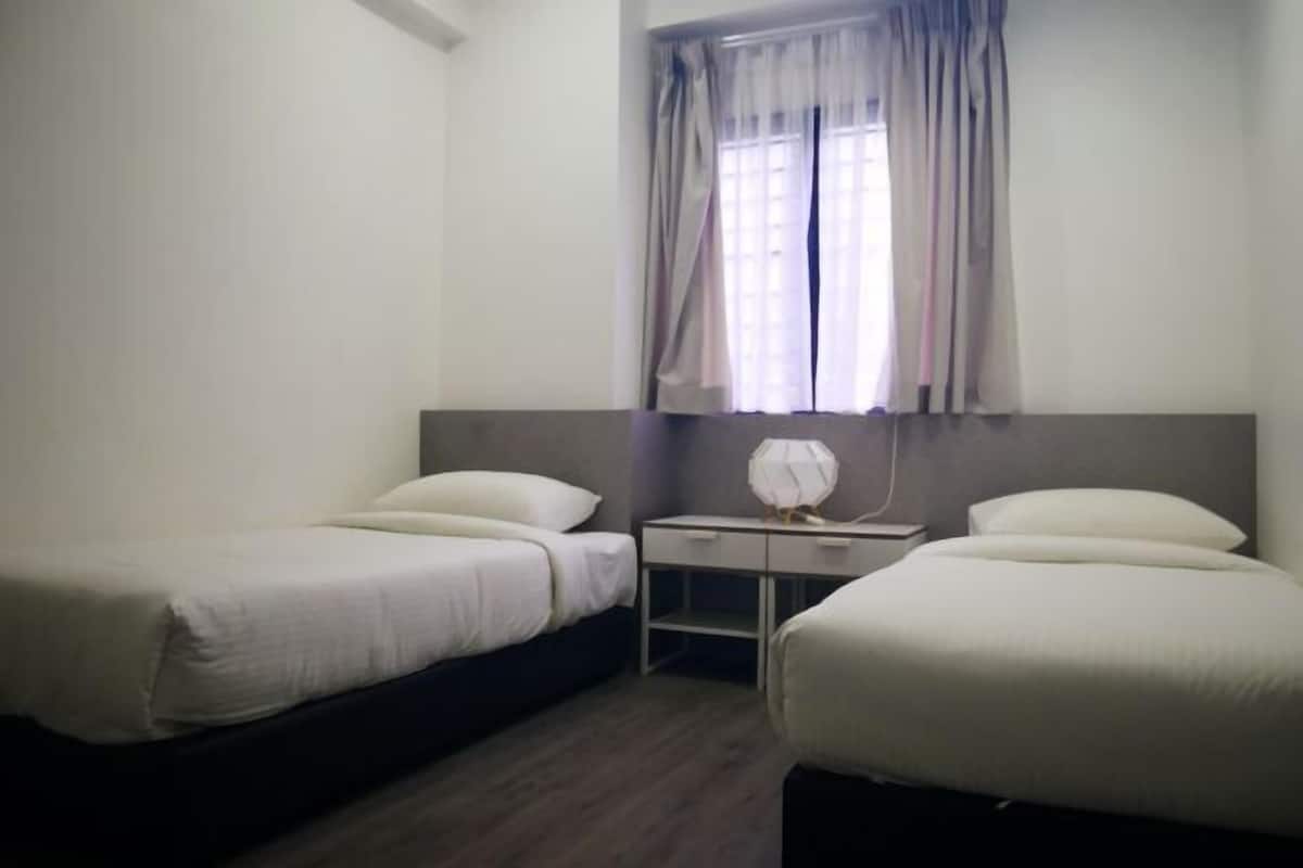 Una cassaforte in camera, una scrivania, postazione laptop