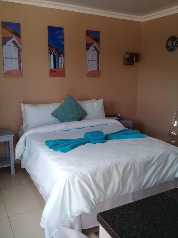 Iron/ironing board, bed sheets - Hulela Guest House (Bushbuckridge)