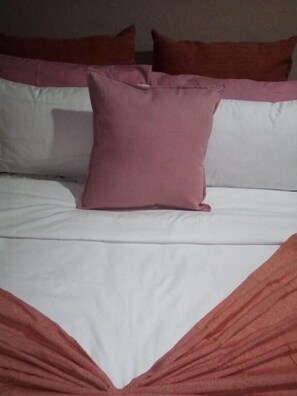 1 bilik tidur, seterika/papan seterika, cadar katil