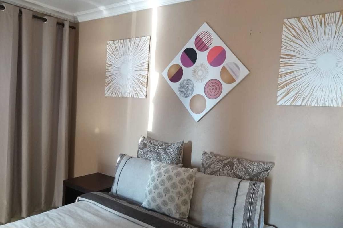 Habitación estándar | Tabla de planchar con plancha y ropa de cama
