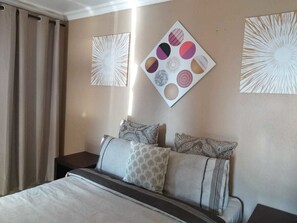 Standard Room | Iron/ironing board, bed sheets - Hulela Guest House (Bushbuckridge)