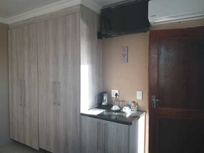 Standard Room | Iron/ironing board, bed sheets - Hulela Guest House (Bushbuckridge)