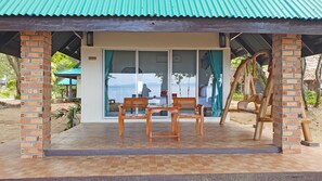 Family Beach Front | Área de sala de estar | Televisión LED 