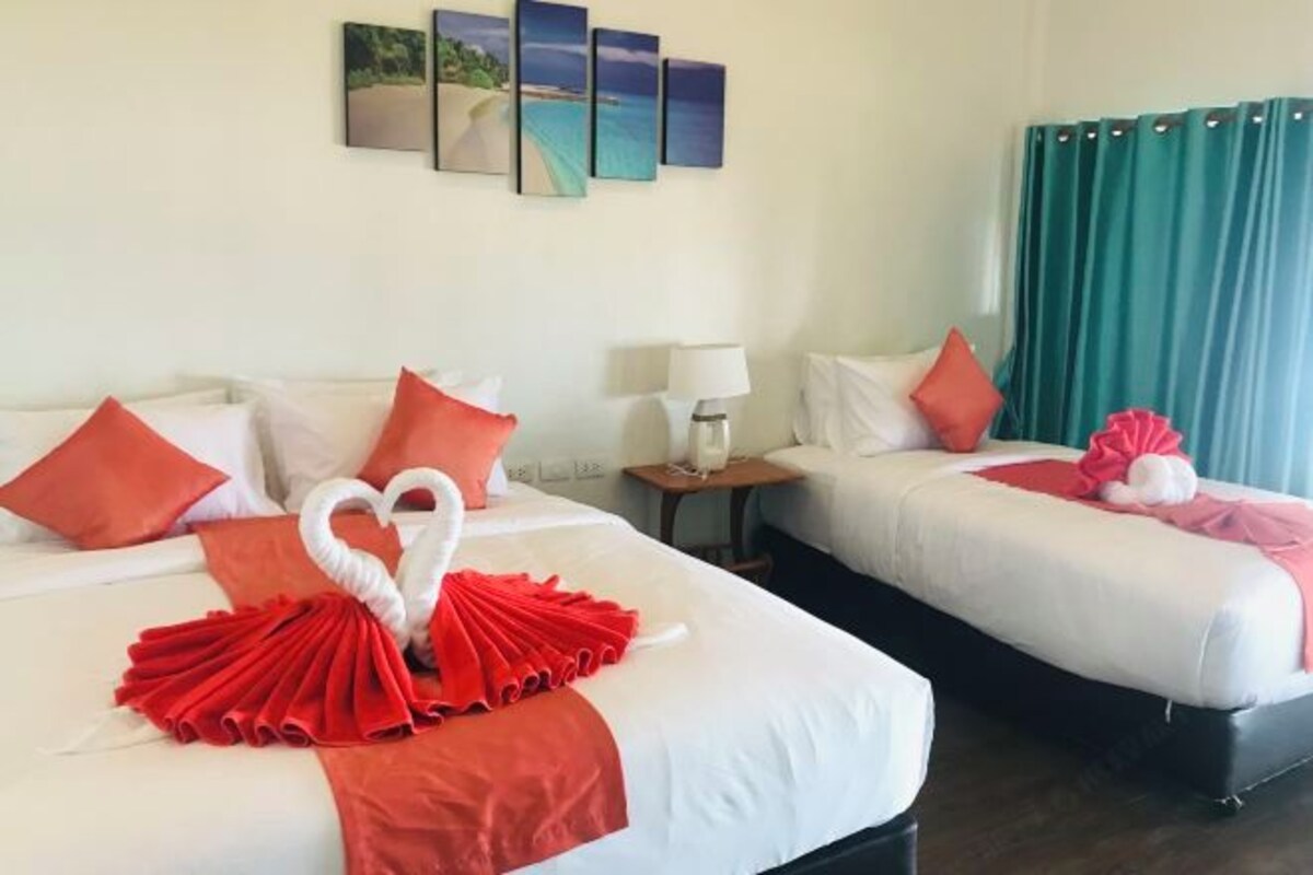 In-room safe, WiFi (free), bed sheets